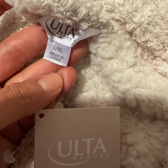 Ulta Sherpa robe from Ulta 💕 - Picture 2 of 4